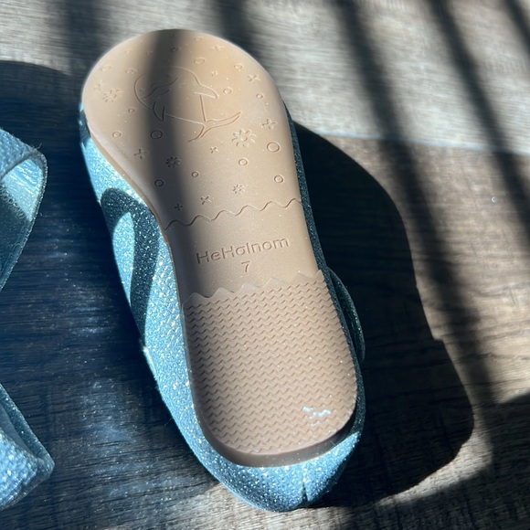 ✨BRAND NEW SILVER SHOES FOR LITTLE GIRL SZ 7✨ - Picture 8 of 11